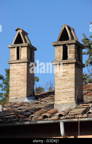 Alten traditionellen Dach Schornsteine aus Backsteinen auf einem traditionellen mittelalterlichen Haus gebaut Stockfoto