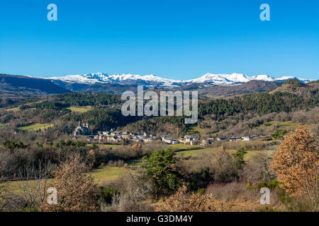 Dorf von Saint Nectaire vor der Bergkette der Sancy. Auvergne. Frankreich. Stockfoto