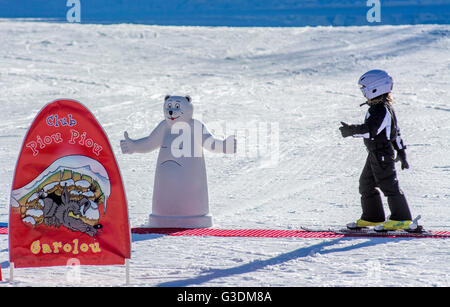 Skischule für Kinder, club Piou Piou, le Mont-Dore, Puy de Dome, Auvergne, Frankreich Stockfoto