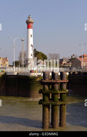 Leuchtturm von Ouistreham bei Ebbe im Département Calvados in der Region Basse-Normandie im Nordwesten Frankreichs. Stockfoto