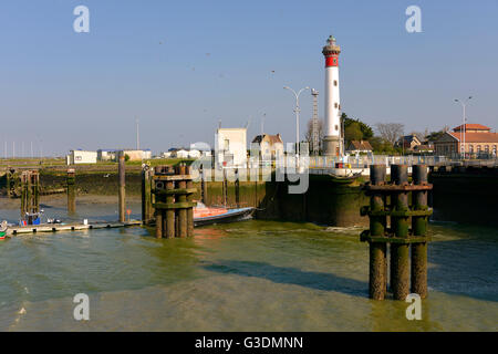 Hafen und Leuchtturm von Ouistreham bei Ebbe im Département Calvados in der Region Basse-Normandie im Nordwesten Frankreichs. Stockfoto