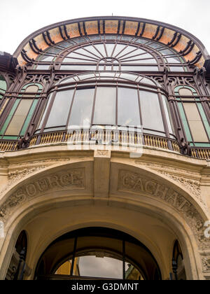 Vor dem Eingang zu der Source Cachat Gebäude, Evian-Les-Bains, Haute-Savoie, Rhône-Alpes, Frankreich Stockfoto