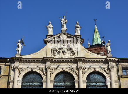 Detail von die schöne Barockkirche St. Vincent in der Zentrum von Vicenza, mit Statue von Jesus, Engel und Heiligen (17. Jahrhunderts Stockfoto