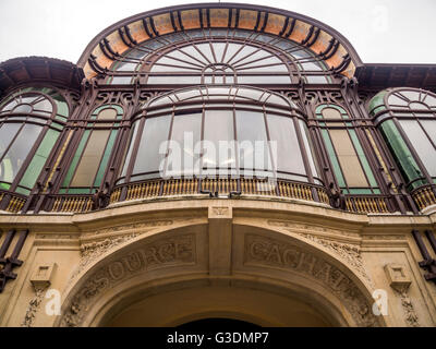 Vor dem Eingang zu der Source Cachat Gebäude, Evian-Les-Bains, Haute-Savoie, Rhône-Alpes, Frankreich Stockfoto