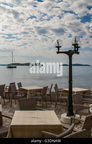 Mediterrane Terrasse mit Tischen und Stühlen-sets Stockfoto