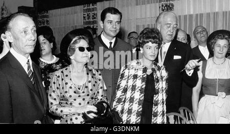 Eröffnung des Europa-Center in Berlin Mit (v. l.) Rudolf Platte, Grethe Weiser, Walter Giller, Romy Schneider Und Hans Herbert Blatzheim, 1960er Jahre Deutschland. Eröffnung des Europa-Center Einkaufszentrum, Deutschland der 1960er Jahre. Stockfoto