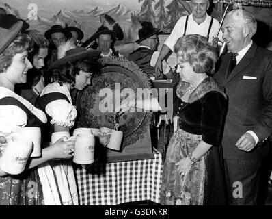 Sterben Sie die Deutsche Schauspielerin Magda Schneider Mit Filmlaufbahn Hans Herbert Blatzheim, Beim Bockbieranstich, 1960er Jahre Deutschland Stockfoto