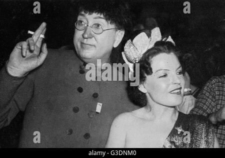 Sterben Sie die Deutsche Schauspielerin Magda Schneider Mit Filmlaufbahn Hans Herbert Blatzheim Auf Einem Maskenball, Deutschland 1950er Jahre. Deutsche Schauspielerin Magda Schneider mit Ehemann Hans Herbert Blatzheim bei einem Karneval-Tanz, Deutschland der 1950er Jahre. Stockfoto