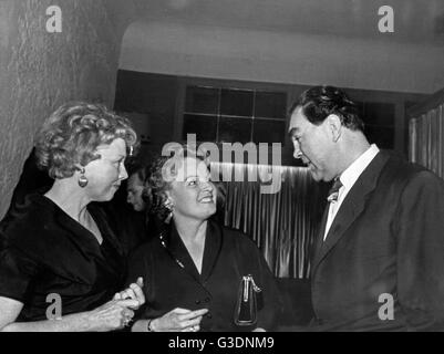 Der Deutsche Boxer Max Schmeling Und Ehefrau Anny Ondra (Links) Im Gespräch Mit Schauspielerin Magda Schneider, Deutschland 1950er Jahre. Deutscher Box-Weltmeister Max Schmeling und seiner Frau Anny Ondra (links) im Gespräch mit der Schauspielerin Magda Schneider, Deutschland der 1950er Jahre. Stockfoto