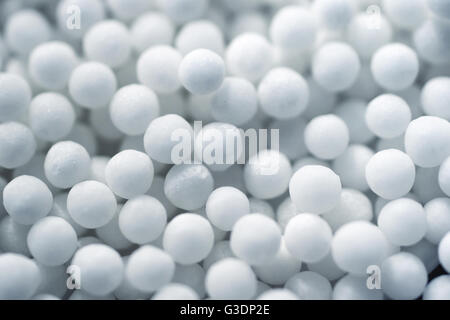 Viele weiße kleine kugelförmige homöopathische Pillen closeup Stockfoto