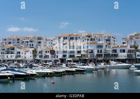 Blick auf die Boote im Hafen von Puerto Banus Stockfoto