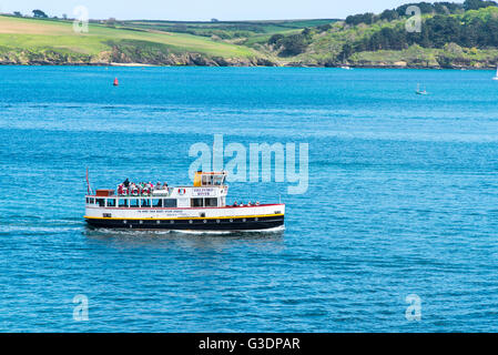 Die MV Princessa, ein Touristenboot aus Falmouth.Seen von Pendennis Punkt mit der Roseland Halbinsel hinaus. Stockfoto