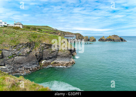 Padstow RNLI Station, gelegen auf Trevose Head, North Cornwall, UK. Die Inseln jenseits sind als Merope Felsen bekannt. Stockfoto