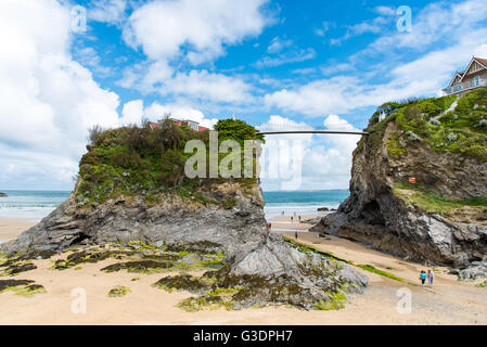 Die Insel durch eine Brücke mit dem Festland verbunden, Towan Beach, Newquay, Cornwall, UK. Stockfoto