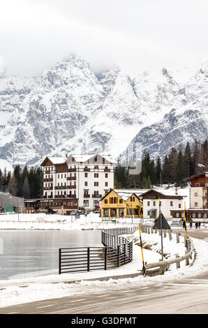 Belluno, Italien - 14. Dezember 2014: Hotels und Restaurants am Misurina See während der Wintersaison Stockfoto