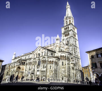 die imposante Kathedrale von Modena mit dem berühmten Glockenturm genannt Ghirlandina, Erbe der UNESCO Stockfoto