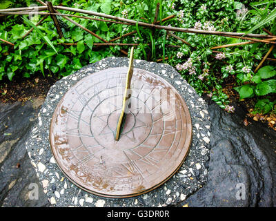 Sonnenuhr Uhr, nach Regen nass. Stockfoto