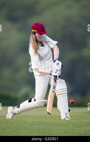 Marnhull Jungfrauen 1. XI Vs Edinburgh Universität Frauen 1. XI Marnhull Jungfrauen Spieler in Aktion. Stockfoto