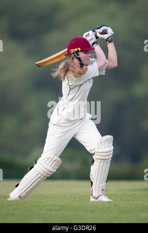 Marnhull Jungfrauen 1. XI Vs Edinburgh Universität Frauen 1. XI Marnhull Jungfrauen Spieler in Aktion. Stockfoto