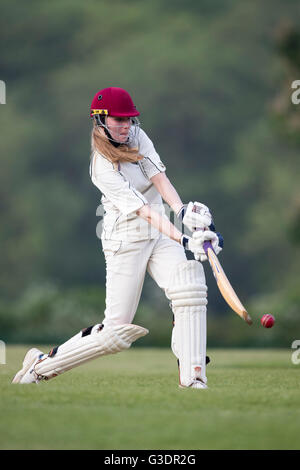 Marnhull Jungfrauen 1. XI Vs Edinburgh Universität Frauen 1. XI Marnhull Jungfrauen Spieler in Aktion. Stockfoto