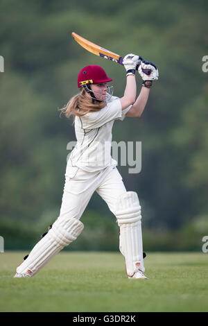 Marnhull Jungfrauen 1. XI Vs Edinburgh Universität Frauen 1. XI Marnhull Jungfrauen Spieler in Aktion. Stockfoto