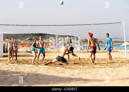 Gruppe von Jugendlichen spielen Beach-volleyball Stockfoto