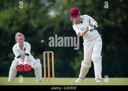 Marnhull Jungfrauen 1. XI Vs Edinburgh Universität Frauen 1. XI Marnhull Jungfrauen Spieler in Aktion. Stockfoto