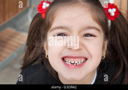 Glücklich zahnlose kleines Mädchen Stockfoto