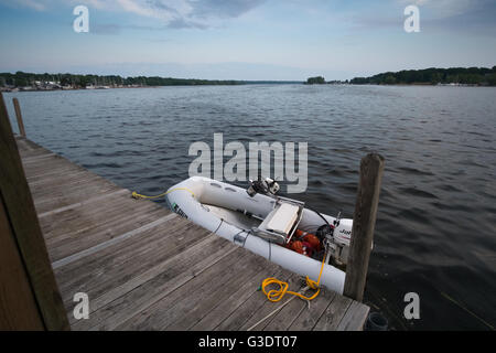 Motorboot gefesselt an der Whitehall municipal Marina auf White Lake. Stockfoto