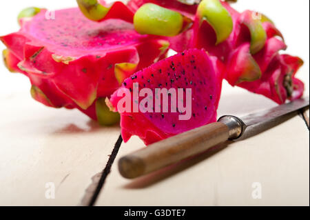 frische thai lila Drachenfrucht über weiße rustikalen Tisch Stockfoto