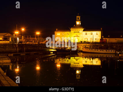 Ramsgate Maritime Museum spiegelt sich in der Marina, nachts beleuchtet. Stockfoto