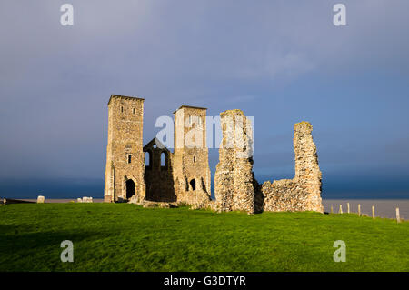 Die Reculver Türme Ruine auf der Küste von North Kent, in dramatischen Sturm Licht. Stockfoto