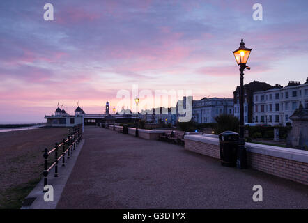 Herne Bay direkt am Meer in der Morgendämmerung mit Musikpavillon und Glockenturm im Hintergrund. Stockfoto