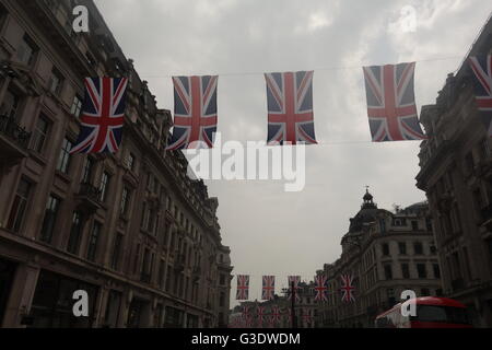 Fahnen, Regent Street, London - ihre Majestät die Königin der 90. Geburtstagsfeiern Stockfoto