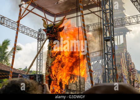 Feuerbestattung-Zeremonie für balinesische königlicher Prinz Cokorda Putra Widura, Ubud, Bali, Sonntag, 8. Mai 2016. Stockfoto