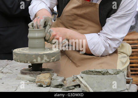 geschickter Handwerker Potter Gestaltung Ton zu einem handgemachten Topf Stockfoto