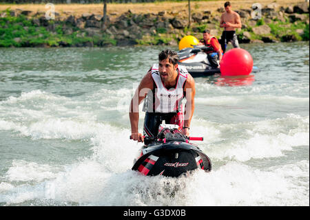 Ales - Frankreich - am 14. Juli 2013 - Meisterschaft von Frankreich von Jet-Ski auf dem Fluss Gardon. heben, Kategorie oder freestyle Stockfoto