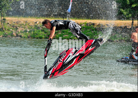 Ales - Frankreich - am 14. Juli 2013 - Meisterschaft von Frankreich von Jet-Ski auf dem Fluss Gardon. heben, Kategorie oder freestyle Stockfoto