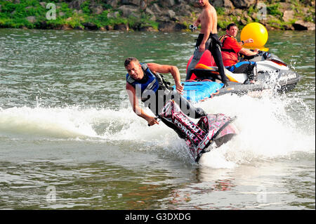 Ales - Frankreich - am 14. Juli 2013 - Meisterschaft von Frankreich von Jet-Ski auf dem Fluss Gardon. heben, Kategorie oder freestyle Stockfoto