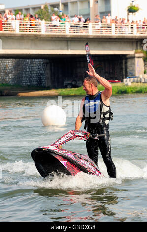 Ales - Frankreich - am 14. Juli 2013 - Meisterschaft von Frankreich von Jet-Ski auf dem Fluss Gardon. heben, Kategorie oder freestyle Stockfoto