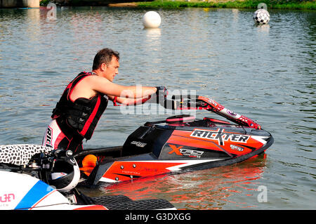 Ales - Frankreich - am 14. Juli 2013 - Meisterschaft von Frankreich von Jet-Ski auf dem Fluss Gardon. heben, Kategorie oder freestyle Stockfoto