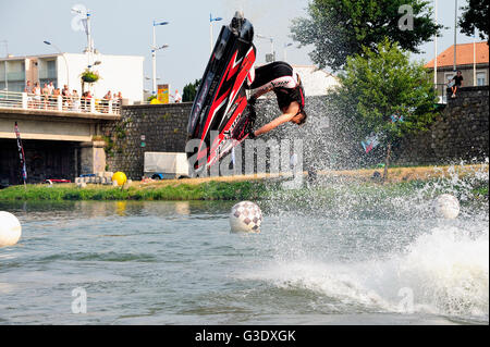 Ales - Frankreich - am 14. Juli 2013 - Meisterschaft von Frankreich von Jet-Ski auf dem Fluss Gardon. heben, Kategorie oder freestyle Stockfoto