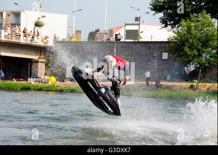 Ales - Frankreich - am 14. Juli 2013 - Meisterschaft von Frankreich von Jet-Ski auf dem Fluss Gardon. heben, Kategorie oder freestyle Stockfoto