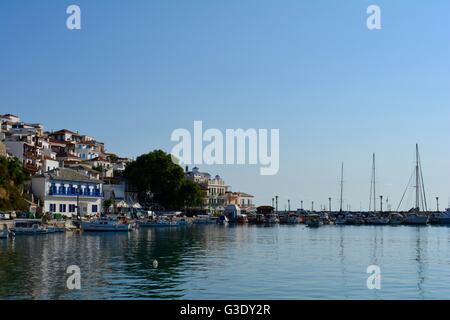 Am Hafen von Skopelos-Stadt auf der griechischen Insel Skopelos Stockfoto