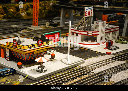 Eine charmante und Vintage Spielzeug Zug Diorama Szene eines A & W Restaurant und Tankstelle entlang den Bahngleisen Stockfoto