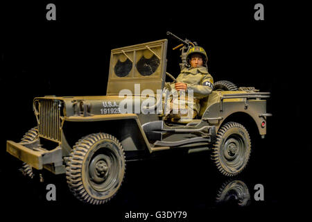 G.I. Joe Action man Puppe trägt US-Armee Militärpolizei MP Uniform, während sie in Jeep reenacting Post D-Day 1944, in schwarzem Hintergrund Studio sitzt Stockfoto