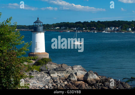 Salem Hafen Leuchtturm Reiseführer Segelboot auf einen sonnigen Tag auf Island, in Massachusetts. Stockfoto