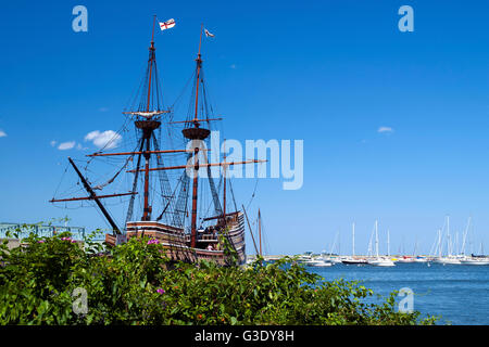 Die Nachbildung der Mayflower, benannt die Mayflower II liegt im Hafen von Plymouth in Massachusetts und ist eine beliebte Attraktion. Stockfoto