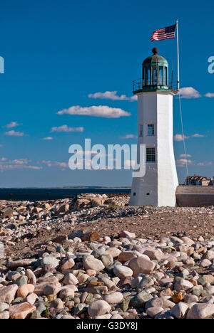 Flagge Wellen über einzigartige historische Scituate Lighthouse Tower in Massachusetts. Stockfoto