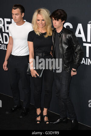 LOS ANGELES, CA - 10. Februar 2016: Schauspielerin Pamela Anderson & Söhne Brandon Lee & Dylan Lee Ankunft in Saint-Laurent bei der Palladium-Modenschau im Hollywood Palladium. Stockfoto